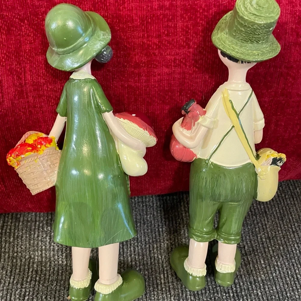 Green Garden Couple Resin Figurine Set - Home Accents